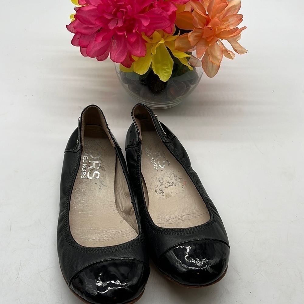KORS Michael Kors Kira Black Leather Ballet Flat w patent cap toe Sz 6 BFL0562A